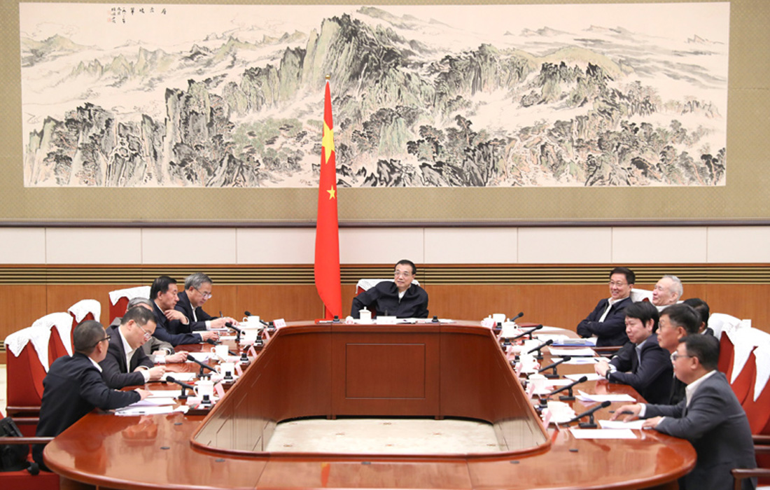 2019年11月12日，，，3003新葡的京集团股份董事长温志芬等企业家代表出席经济形势专家和企业家座谈会并讲话。。